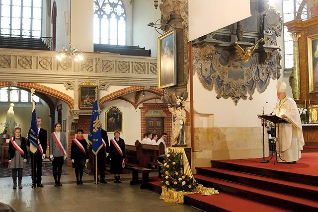 Poczty sztandarowe Akcji Katolickiej i KSM w trakcie uroczystej Eucharystii.