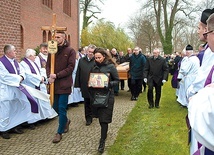 Po Mszy św. w rodzinnej parafii w Mierzynie ciało zmarłego zostało przewiezione na koszaliński cmentarz.