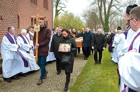 Po Mszy św. w rodzinnej parafii w Mierzynie ciało zmarłego zostało przewiezione na koszaliński cmentarz.