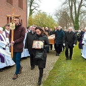 Po Mszy św. w rodzinnej parafii w Mierzynie ciało zmarłego zostało przewiezione na koszaliński cmentarz.