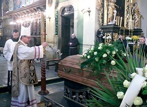 ▲	– Chcielibyśmy zatrzymać cię jeszcze długo – mówił podczas uroczystości pogrzebowych bp Damian Muskus OFM.