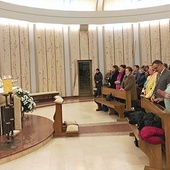 Bp R. Pindel z uczestnikami czuwania w kaplicy  św. Faustyny.