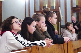 Modlitwa nastolatków przed Najświętszym Sakramentem.