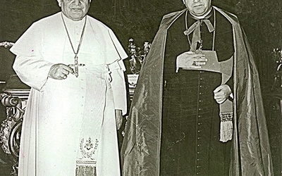 Abp Bolesław Kominek z papieżem św. Janem XXIII w 1965 r.