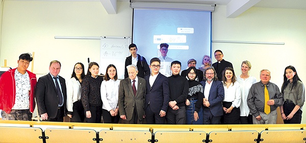 Sympozjum zakończyło się wspólnym zdjęciem prof. Gebhardta  i organizatorów Świąt bez Granic z uczestnikami, studentami z zagranicy.