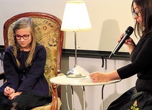 Laureatka Melania Świtała słucha swojej opowieści o cioci Gertrudzie czytanej przez Gabrielę Dworakowską.