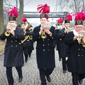 ▲	Orkiestra KWK „Makoszowy” podczas przemarszu w 2009 r. 