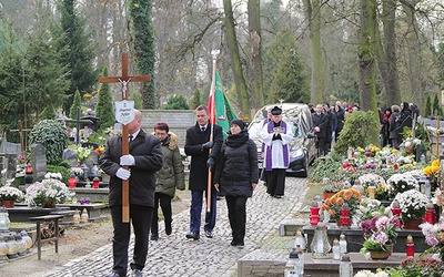 W ostatniej drodze śp. Zbigniewowi towarzyszyli rodzina, przyjaciele, koleżanki i koledzy redakcyjni oraz wielbiciele jego rysunków.