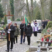 W ostatniej drodze śp. Zbigniewowi towarzyszyli rodzina, przyjaciele, koleżanki i koledzy redakcyjni oraz wielbiciele jego rysunków.