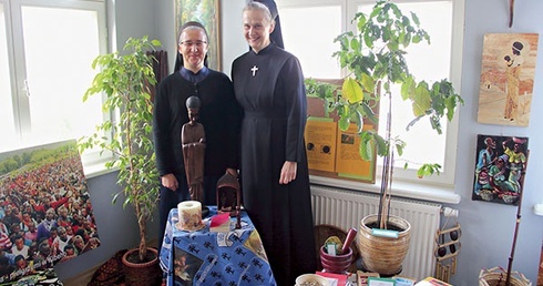 S. Blanka Sławińska SAC i s. Beata Ostrówka SAC prezentują przedmioty, które trafiły na Pomorze z pallotyńskich misji.