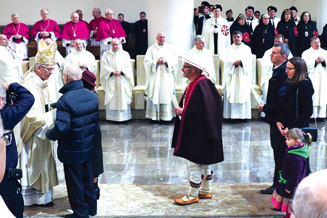 ▲	Medale Pro Christi Regno odebrali wyróżnieni za zasługi  m.in. na polu działalności charytatywnej.