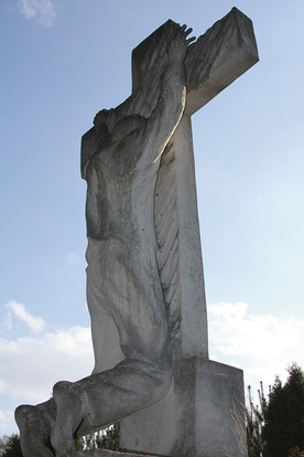 ▲	W Soczewce n. Wisłą znajduje się pomnik Męczenników za Wiarę i Ojczyznę. Jest on ustawiony w miejscu egzekucji we wrześniu 1939 roku ks. Pawła Kwiatkowskiego – pierwszego z diecezji płockiej zamordowanego przez Niemców w czasie II wojny światowej. Symbolicznie upamiętnia wszystkich innych – tragiczne ofiary ostatniej wojny.