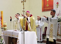 ▲	Wspólna modlitwa hierarchy i kapłanów o wylanie darów Ducha Świętego.