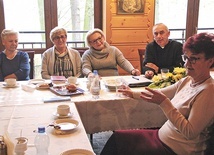 ◄	Od prawej: Jadwiga Jaśkiewicz, ks. Mirosław Bandos, Anna Lis.