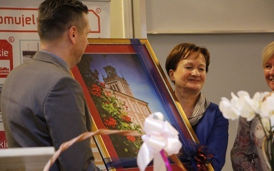 Gratulacje, życzenia i upominki w imieniu WODN odbierała dyrektor placówki Anna Stefaniak.