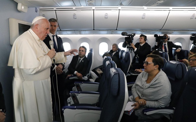 W papieskim samolocie