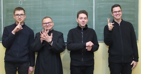 Miganie łatwiejsze niż łacina. Kurs języka migowego w WSD 