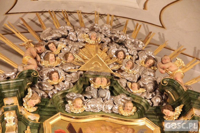 Ołtarz główny w sanktuarium Matki Bożej Jutrzenki Nadziei odnowiony