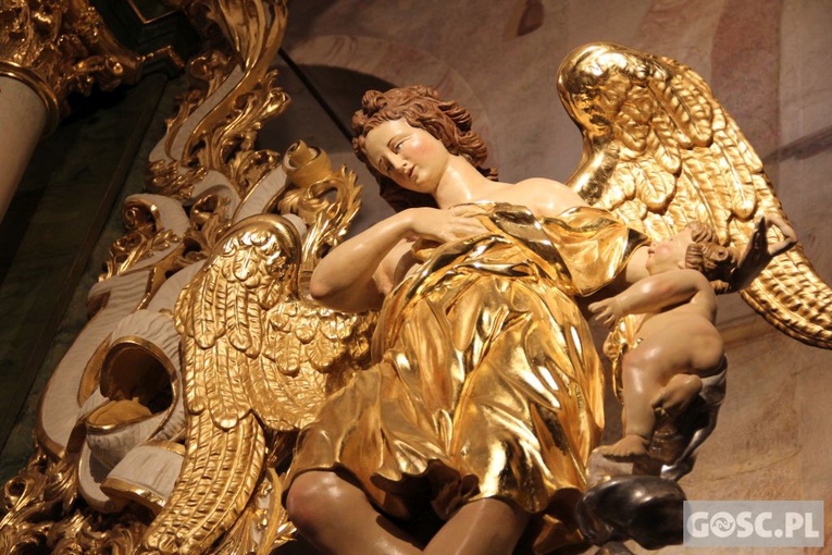 Ołtarz główny w sanktuarium Matki Bożej Jutrzenki Nadziei odnowiony