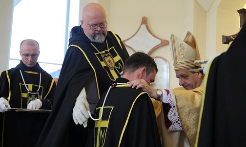 Każdy nowy Rycerz św. Jana Pawła II przyjął pektorał i różaniec.