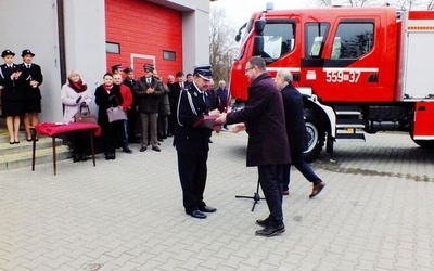 Zdziechowice, strażacka remiza. Przekazanie auta.