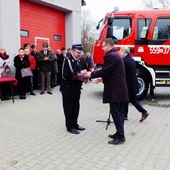 Zdziechowice, strażacka remiza. Przekazanie auta.