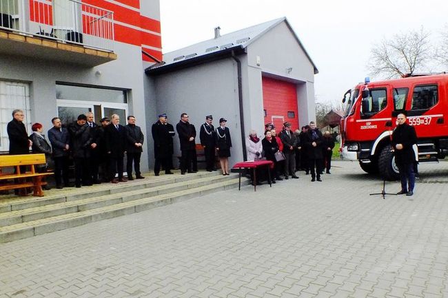 Zdziechowice. Przekazanie wozu strażackiego