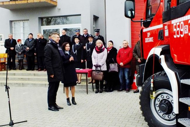 Zdziechowice. Przekazanie wozu strażackiego