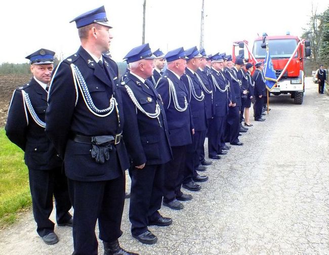 Zdziechowice. Przekazanie wozu strażackiego