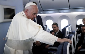 Franciszek podczas rozmowy z dziennikarzami na pokładzie samolotu