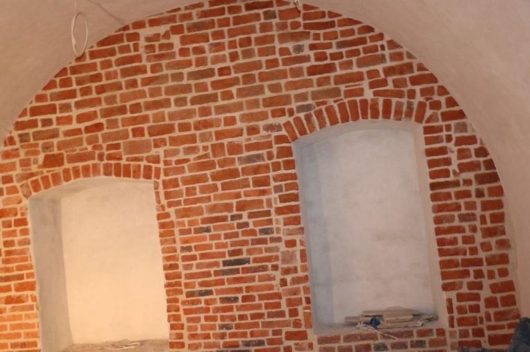 Odnowione malowidła ścienne w opactwie mogilskim
