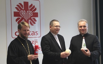 Do zakupu wigilijnych świec zachęcają (od lewej) ks. Paweł Sidoruk, ks. Wojciech Rudkowski i ks. Robert Kowalski.