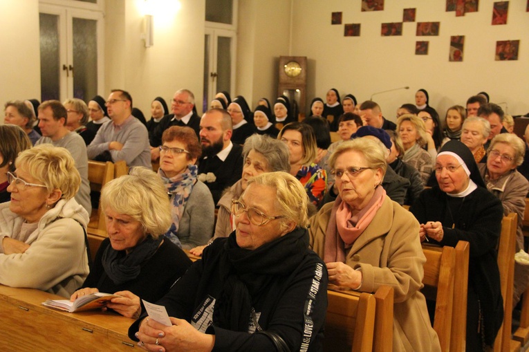 Tarnów. Pielgrzymka filipinów do józefitek