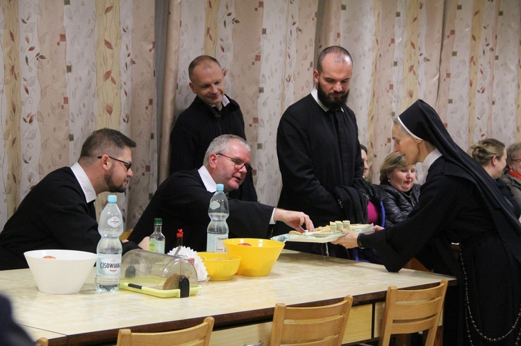 Tarnów. Pielgrzymka filipinów do józefitek