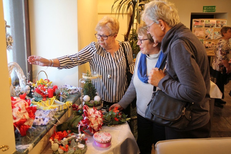 Bielscy seniorzy na wystawie prac wykonanych podczas klubowych zajęć.