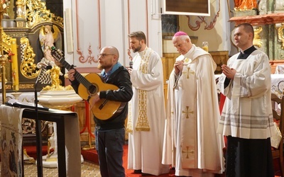 Na liturgię słowa złożyły się cztery czytania z komentarzem i śpiewy.