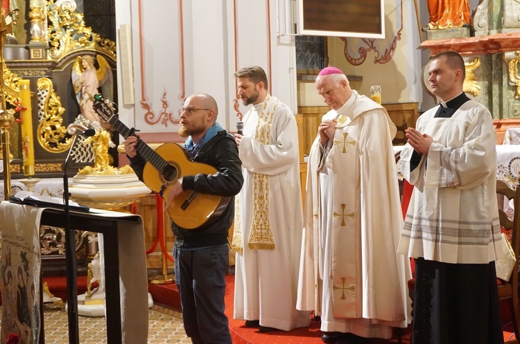 Na liturgię słowa złożyły się cztery czytania z komentarzem i śpiewy.