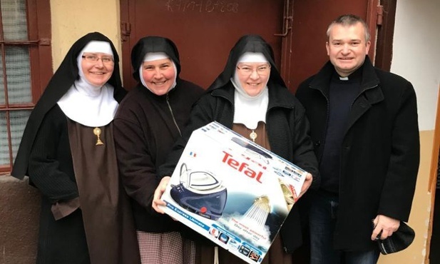 Ks. Wojciech Pastwa przywiózł siostrom klaryskom z Kęt prezenty parafian z Nowej Wsi.