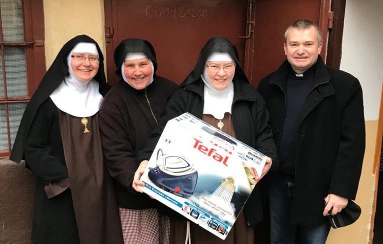 Ks. Wojciech Pastwa przywiózł siostrom klaryskom z Kęt prezenty parafian z Nowej Wsi.