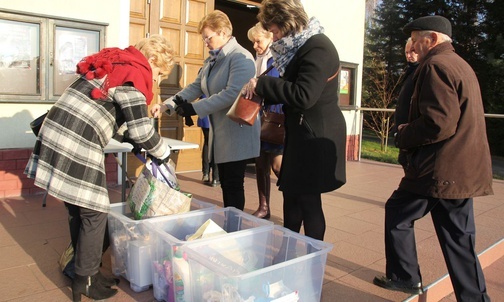 Nowowiejscy wolontariusze przyjmowali przed kościołem prezenty dla sióstr klarysek.