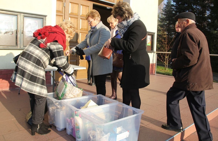 Nowowiejscy wolontariusze przyjmowali przed kościołem prezenty dla sióstr klarysek.