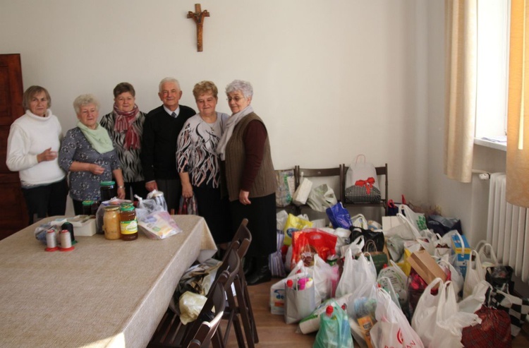 Parafianie z Nowej Wsi przynosili dary dla sióstr klarysek i przygotowywali je do transportu.