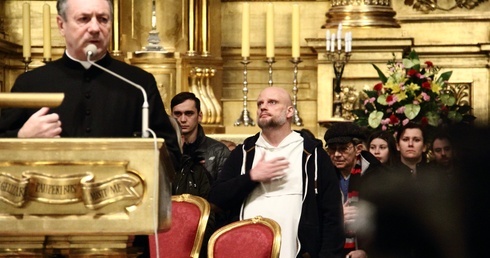 O. Szustak w św. Krzyżu. Przyszły tłumy. TRANSMISJA on-line