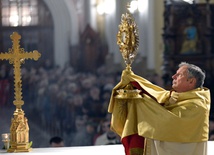 Ordynariusz radomski błogosławi na trud kształtowania naszego życia w duchu Ewangelii, tak, aby Jezus Chrystus był w centrum naszego życia osobistego i rodzinnego.