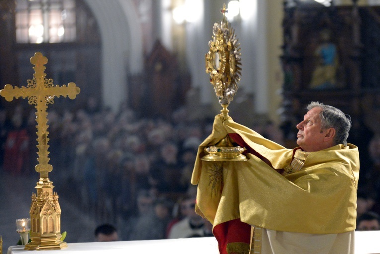 Ordynariusz radomski błogosławi na trud kształtowania naszego życia w duchu Ewangelii, tak, aby Jezus Chrystus był w centrum naszego życia osobistego i rodzinnego.