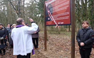 Piła. Nowa tablica na cmentarzu jenieckim