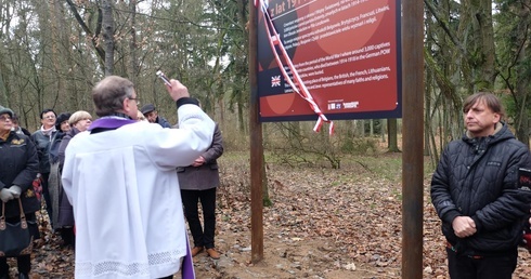 Piła. Nowa tablica na cmentarzu jenieckim