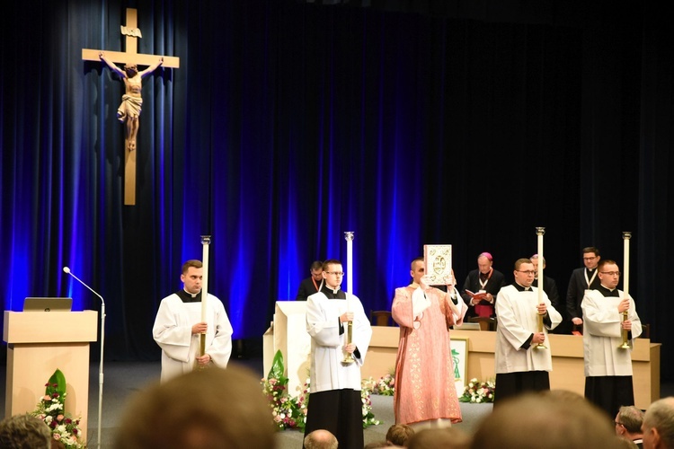 Obradom towarzyszył Ewangeliarz jako znak obecności Jezusa Chrystusa.