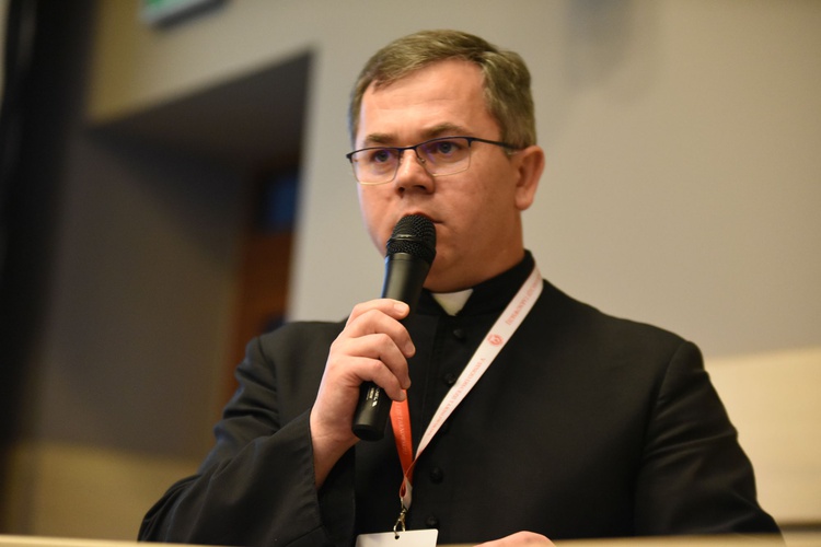 Ks. Lelito prezentuje dokument o katechizacji w diecezji tarnowskiej.