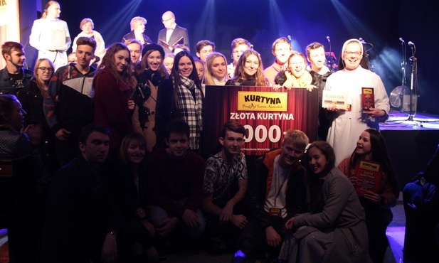 Pierwsze miejsce i Złota Kurtyna dla Grupy Teatralnej "Dzikie Koty" za spektakl "Wesele".